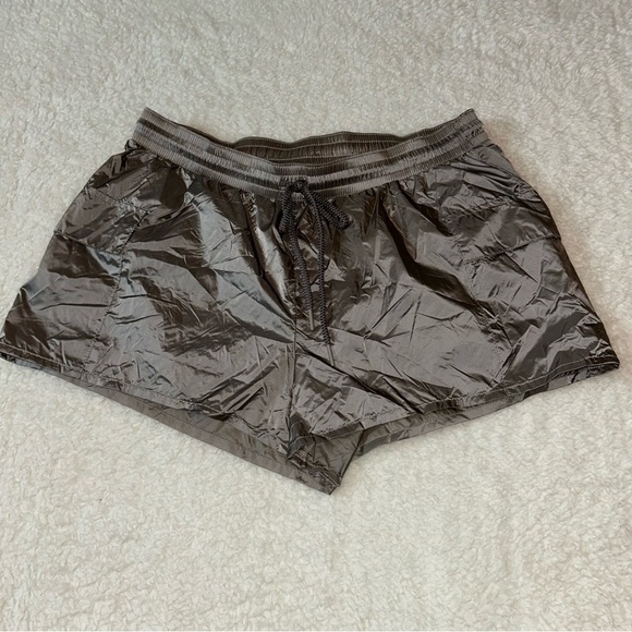 Aerie Offline Metallic Pocket Windbreaker Shorts Medium NWT - Picture 2 of 4